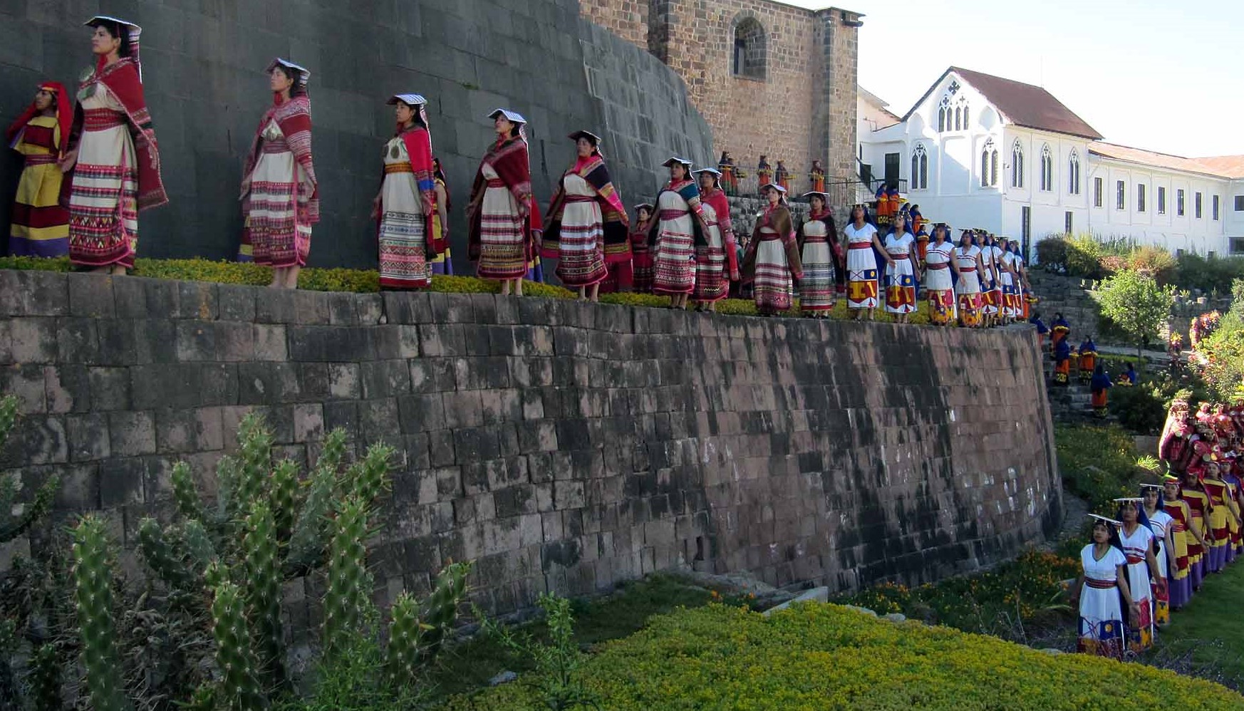 Solfesten firas utanför templet i Cusco