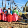 Peruanska kvinnor  som bor på vassöar i Titicacasjön. De är klädda i  traditionellt färggranna dräkter. 
