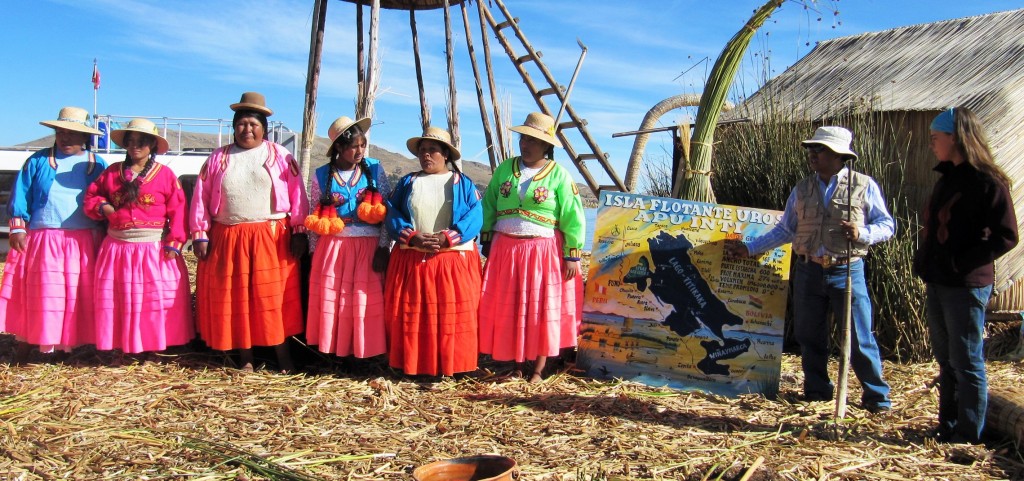 De peruanska kvinnorna som bor på vassöar i Titicacasjön är ofta klädda i traditionellt färggranna dräkter.